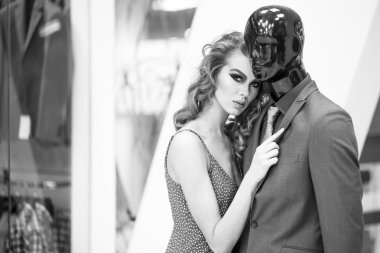 esrarengiz kadın ve manken