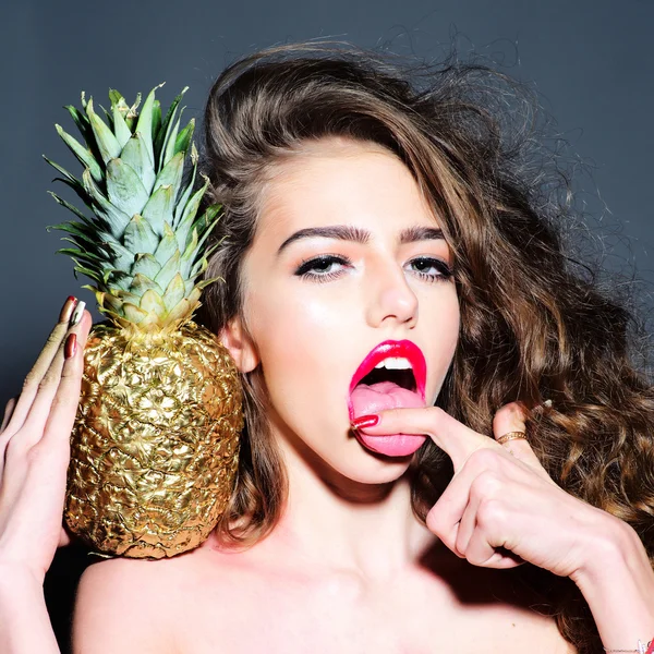 Portrait de jeune fille sexy avec ananas doré — Photo