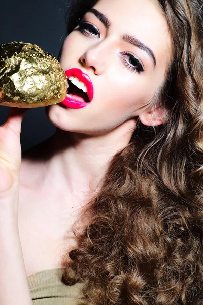 Divina menina bonita com rolo de pão dourado — Fotografia de Stock