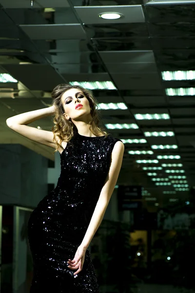 Sexig blond kvinna i svart klänning — Stockfoto