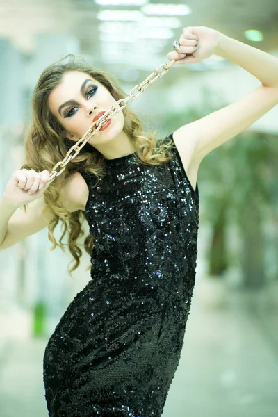 Mulher tentadora em vestido com corrente de ouro — Fotografia de Stock