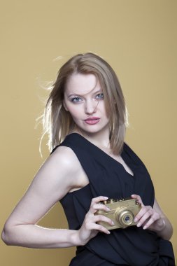 retro fotoğraf makinesi olan kadın 