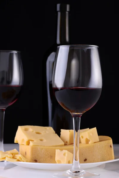 Vino tinto en vasos y queso — Foto de Stock