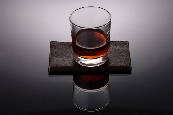 güçlü kehribar alkollü içki bardak