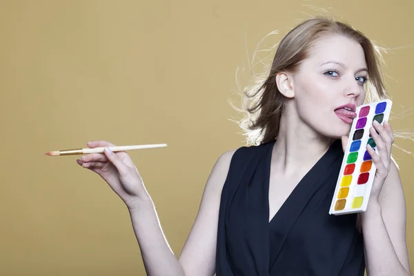 Mujer con pintura y pincel —  Fotos de Stock