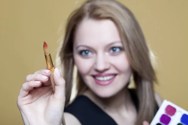 Vrouw met verf en penseel — Stockfoto