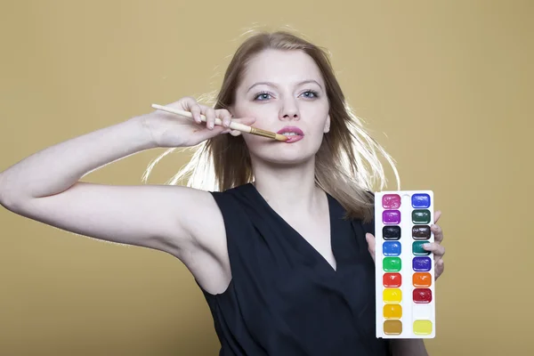Kvinna med färg och pensel — Stockfoto