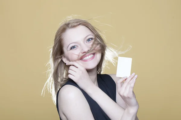 Menina com cartão de visita em branco — Fotografia de Stock