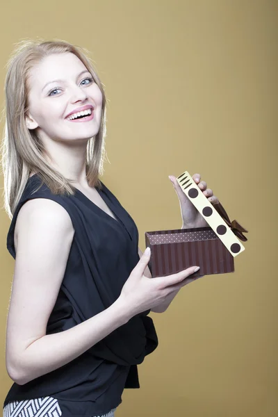 Jonge vrouw met geschenkdoos — Stockfoto