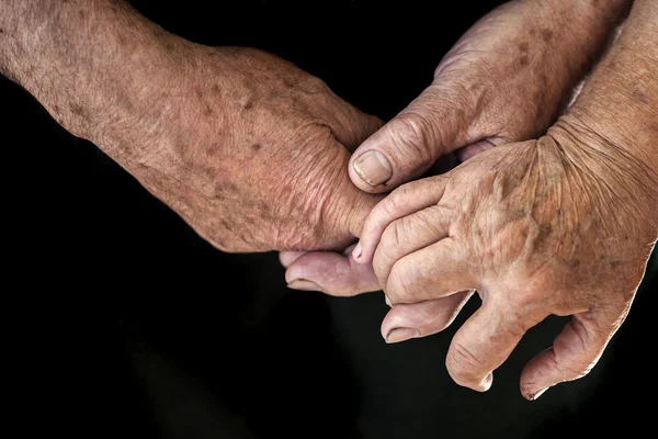 Mãos enrugadas de duas pessoas — Fotografia de Stock