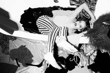 gösterişli parlak genç kadın banyo