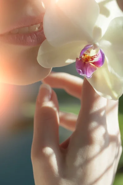 Menina e orquídea — Fotografia de Stock