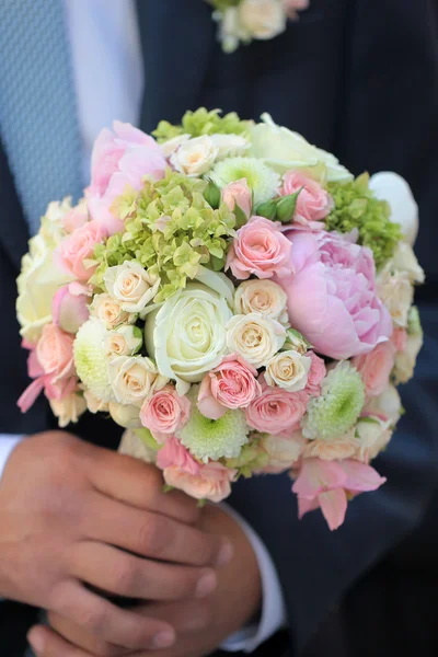 Noivo com buquê de casamento — Fotografia de Stock