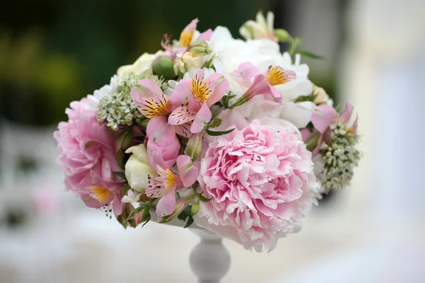 Bouquet decorativo di fiori di peonia — Foto Stock