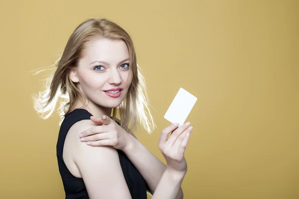 Menina com cartão de visita em branco — Fotografia de Stock