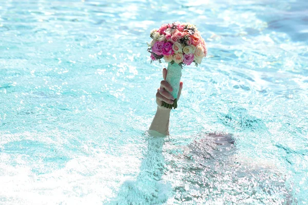 꽃을 가진 수영장에서 남자 — 스톡 사진