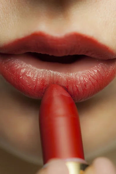 Mujer ruges con lápiz labial — Foto de Stock