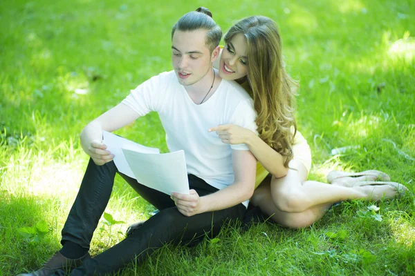 Bello uomo con ragazza su erba verde — Foto Stock