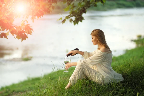 Mulher bonita ao pôr do sol perto do rio — Fotografia de Stock