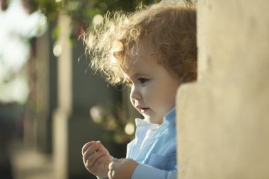 Küçük çocuk açık