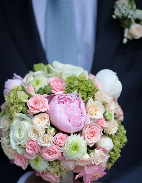 Bridegroom with buch of flowers — Stok fotoğraf