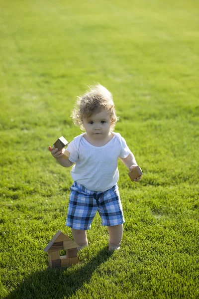 Little boy on the green meadow — ストック写真