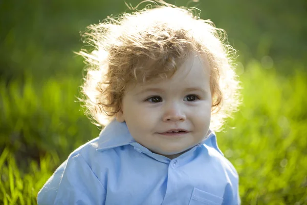 Baby boy on fresh grass — Stockfoto