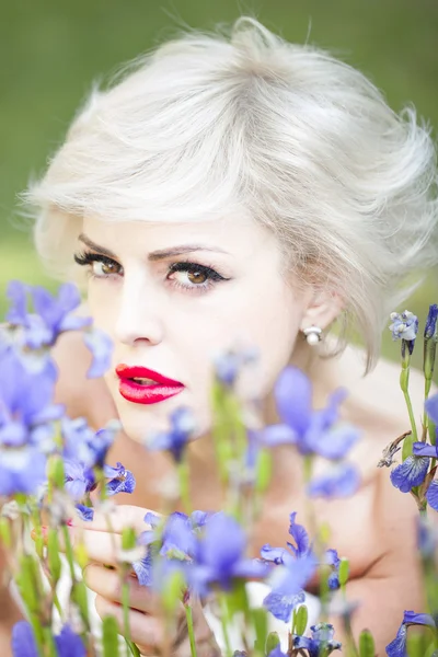 Portrait of woman with iris flowers — ストック写真