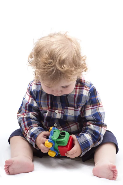 Mały chłopiec dziecko bawi się zabawkami — Zdjęcie stockowe