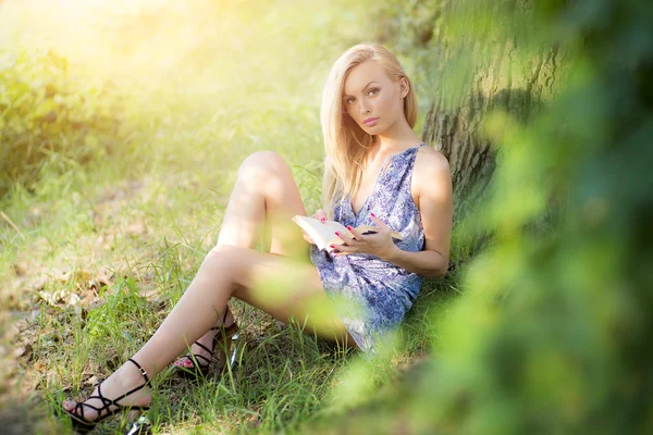 Sexy vrouw met boek — Stockfoto