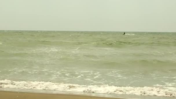 Surfista no mar na Itália, Surf Riding Wave On Longboard — Vídeo de Stock
