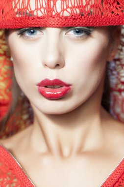 Kırmızı güzel kız