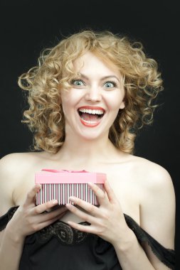 heyecanlı kız hediye kutusu açma