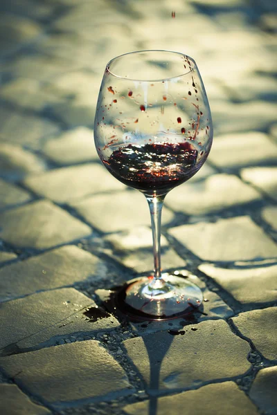 Red wine poured in goblet — Stock Photo, Image