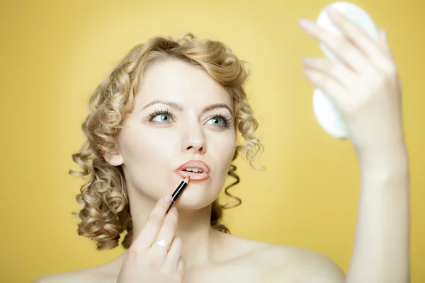 Vrouw in een witte jurk — Stockfoto