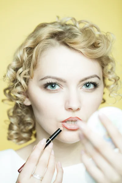 Beyaz Elbiseli Kadın