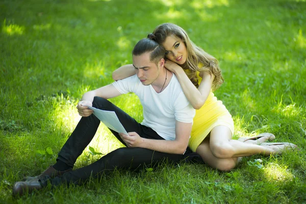 Guapo chico con chica en verde hierba — Foto de Stock