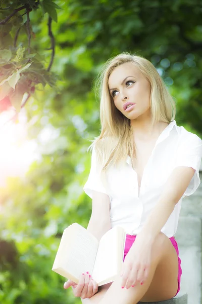 Mooie dame met boek — Stockfoto