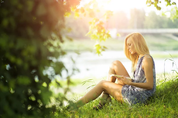 Sexuell kvinna med bok — Stockfoto