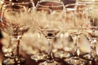 dizi boş şarap bardakları