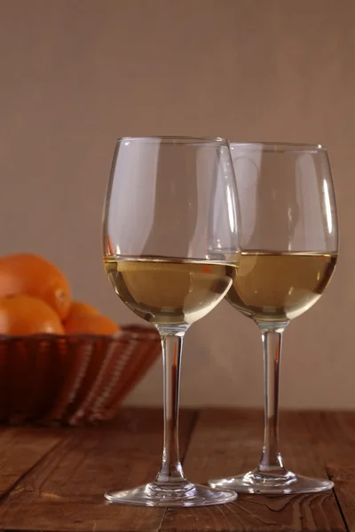 Vino blanco en dos copas — Foto de Stock