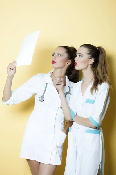 Médico inteligente e enfermeira com arquivo — Fotografia de Stock