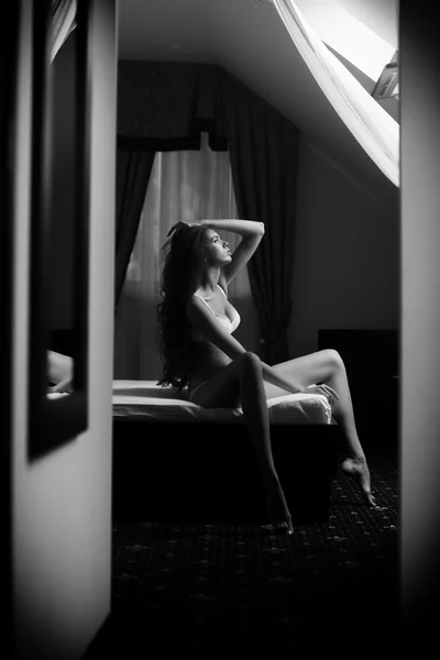 Güzel kız yatak odasında — Stok fotoğraf