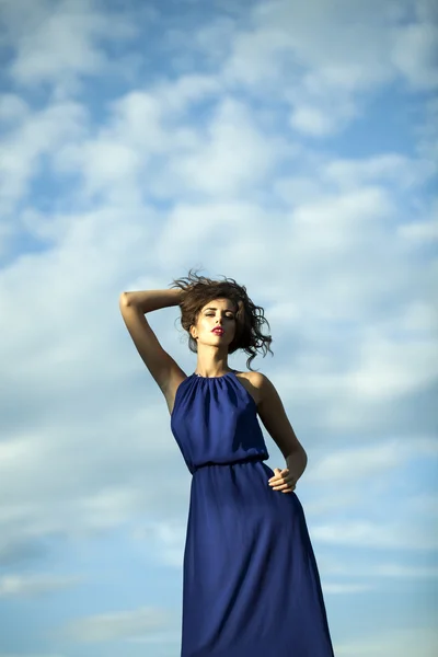 Mujer joven en vestido azul — Foto de Stock