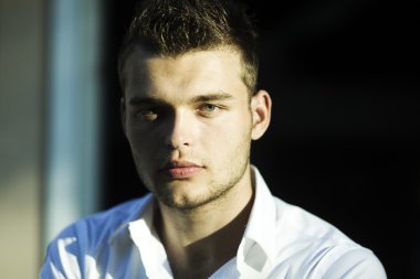 genç adam açık portresi