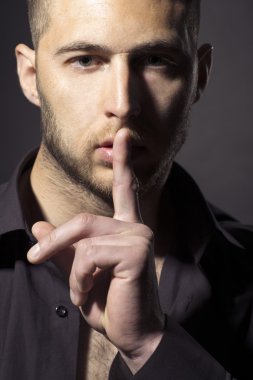 Sessiz adam hareketi yapıyor.