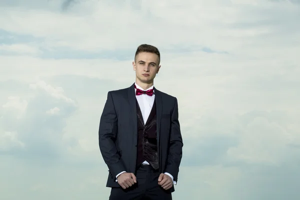 Attraktiver Mann im formellen Anzug — Stockfoto