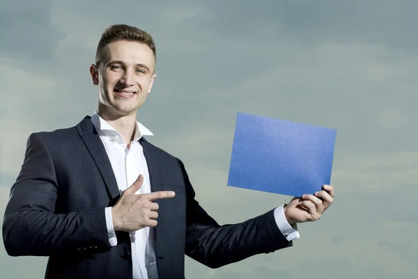 Homem musculoso de terno com folha de papel — Fotografia de Stock