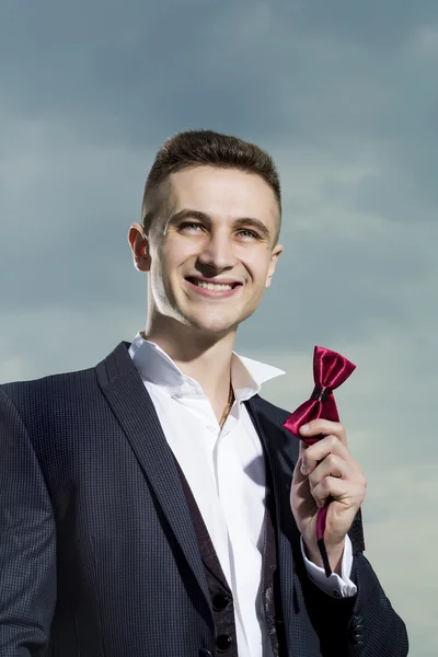 Retrato de hombre guapo en traje — Foto de Stock