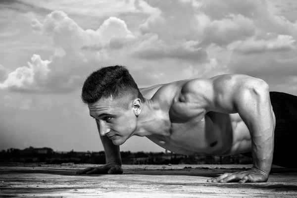 Beautiful male bodybuilder training — 图库照片